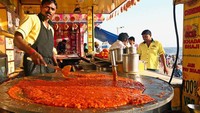 Semua jajanan kaki lima di Mumbai sangat beragam. Ada jajanan gurih, gorengan, camilan, hingga minuman manis yang menyegarkan. Foto: Istimewa/DavidsBeenHere