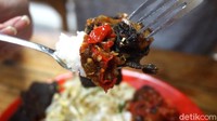 Seperti nasi rames dengan babat goreng dan sate paru yang digoreng garing. Tumisannya ada sayur tauge dan buncis, serta teri cabe yang pedas. Berbeda dengan masakan di warteg, kalau nasi rames di RM Ibu Ida lebih terasa gurih dan sedikit manis. Foto: dok.detikFood