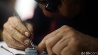 Profesi sebagai tukang servis jam ini telah digeluti Koh Hendra sejak tahun 1995.