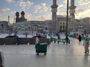 Umrah Disetop Gegara Corona, Begini Suasana Ibadah WNI di Saudi