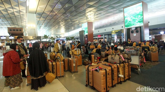 Arab Saudi menangguhkan kedatangan jemaah umrah karena virus corona. Jemaah RI yang sudah siap berangkat pun tertahan di Bandara Soekarno-Hatta, Tangerang.