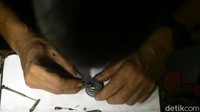 Variasi harga tarif untuk memperbaiki jam tersebut tergantung dari tingkat kesulitan memperbaiki jam itu.
