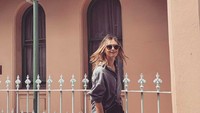 Di Australia, Maria berkeliling Kota Fitzroy. Kota ini dikenal dengan bar dan restorannya. (mariasharapova/Instagram)