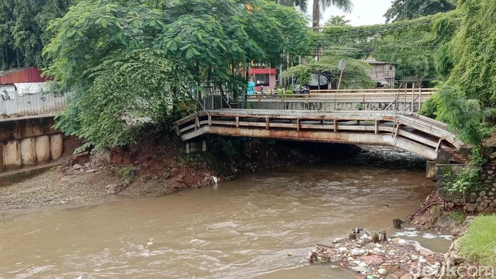 Proyek penangkal banjir Jakarta salah satunya sodetan Kali Ciliwung. Sayang, proyek antibanjir yang mulai digarap 2013 ini akhirnya mandek.