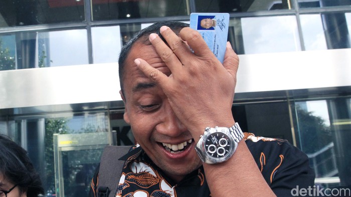Usai Diperiksa KPK, Kalapas Kembangkuning Pamer KTP Penyidik KPK memanggil Kalapas Kembangkuning, Cilacap, Unggul Widyo Saputro jadi saksi terkait kasus dugaan suap Kalapas Sukamiskin Wahid Husein.