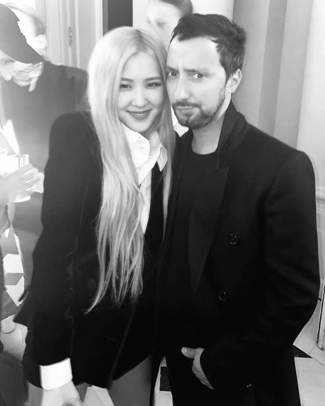 Pada kesempatan kali ini, Rose kembali tampil serba hitam. Wanita 23 tahun tersebut menerapkan gaya yang elegan sekaligus seksi. Ia pun sempat berfoto dengan sang desainer yang merancang busana tersebut. Foto: Instagram