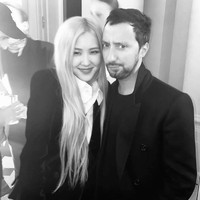 Pada kesempatan kali ini, Rose kembali tampil serba hitam. Wanita 23 tahun tersebut menerapkan gaya yang elegan sekaligus seksi. Ia pun sempat berfoto dengan sang desainer yang merancang busana tersebut. Foto: Instagram