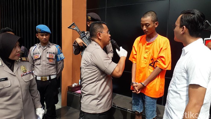 Pemerkosaan di Bojonegoro Pria penggila film porno di Bojonegoro punya kalimat sakti saat mengajak pacarnya berhubungan badan. Kepada polisi, ia mengaku sudah dua kali menjadikan pacarnya sebgai pemuas nafsu.