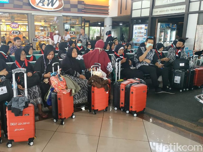 Jemaah Terlantar di Bandara Juanda