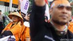 Momen Ratusan Pak Pos Geruduk Kantor Erick Thohir