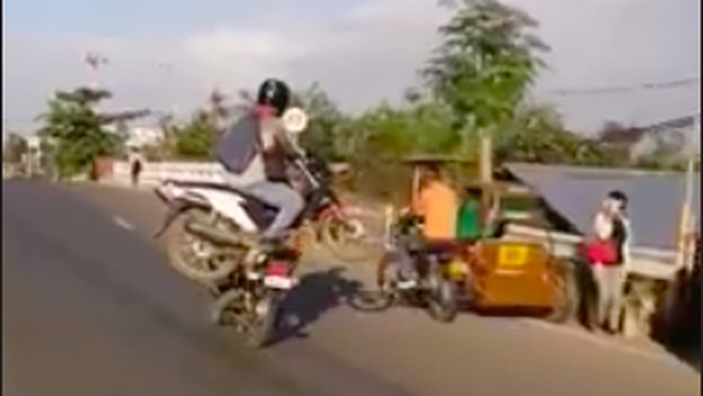 Catatan pengendara motor Motor dibonceng Motor, kok bisa ya.