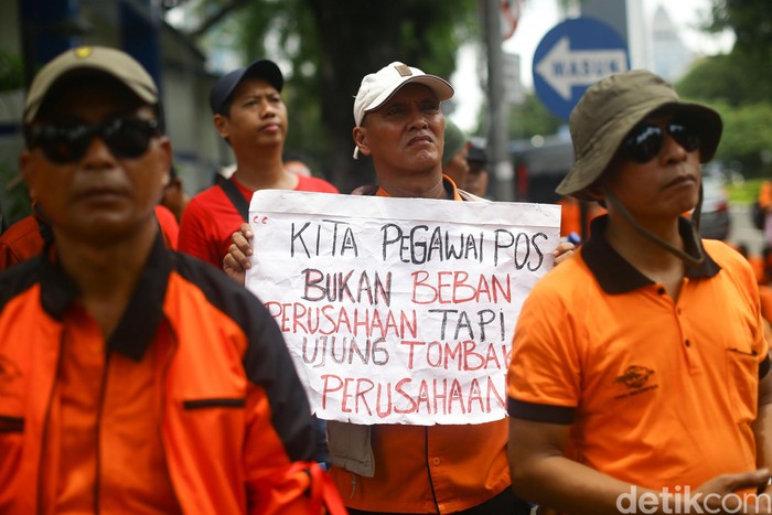 Momen Ratusan Pak Pos Geruduk Kantor Erick Thohir Sekitar ratusan pekerja PT Pos Indonesia (Persero) mendatangi Kementerian BUMN siang ini. Berikut foto-fotonya!