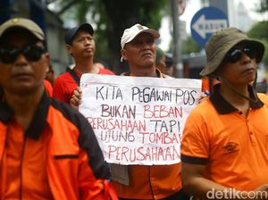 Momen Ratusan Pak Pos Geruduk Kantor Erick Thohir