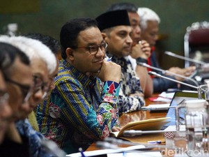 Anggota DPR Cecar Anies: Anda Pakar Komunikasi, dengan Seniman Kok Bercelah?
