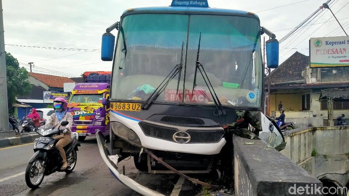 Bus PO Sugeng Rahayu tabrak jembatan di Klaten, 27/2/2020