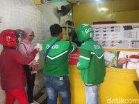 Dihadang Macet dan Cuaca Panas, Begini Rasanya Jadi Ojol Makanan