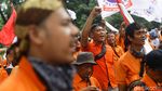 Momen Ratusan Pak Pos Geruduk Kantor Erick Thohir