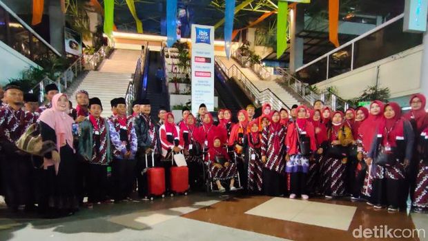 Datang Sejak Kemarin, 200 Jemaah dari Jember Gagal Berangkat Umrah