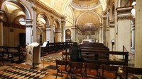 Selain area pusat perbelanjaan dan transportasi publik, salah satu gereja di Milan ini juga tampak sepi pengunjung. Hanya satu orang warga terlihat sedang beribadah di gereja tersebut di hari perayaan Rabu Abu pada Rabu (26/2) waktu setempat. AP Photo/Antonio Calanni.