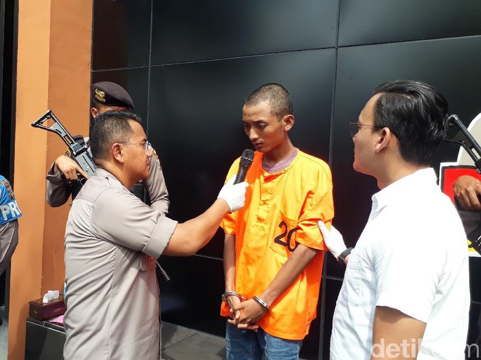 Seorang siswi SMA di Bojonegoro menjadi pemuas nafsu sang pacar yang gila film porno. Ia sudah dua kali disetubuhi pacarnya.