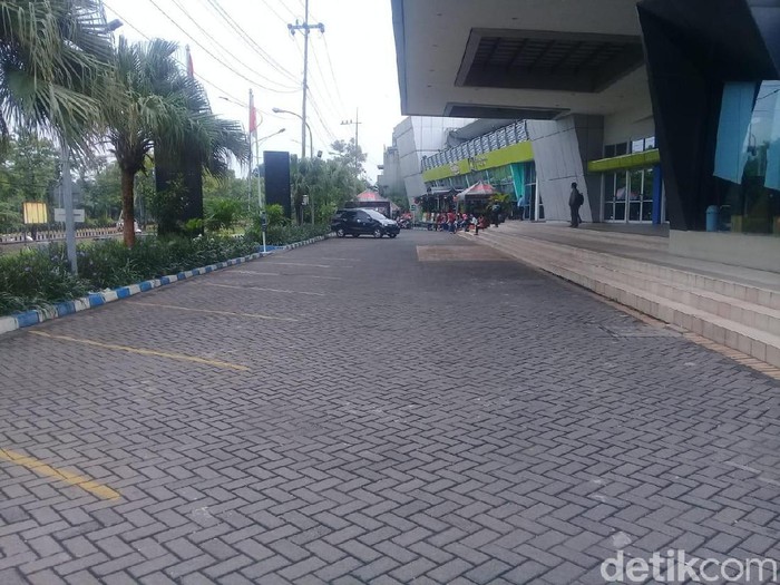 Warganet menyoroti sampah yang berserakan usai pertemuan Kades se-Jatim di JX International pada Selasa (25/2). Ternyata, kardus bekas makanan yang berserakan tersebut memang ulah kades yang buang sampah sembarangan.