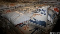 Hingga saat ini, Bulog tak dapat kejelasan untuk menyalurkan 300.000 ton beras Rastra. Mau tak mau, pihaknya menerima kenyataan pahit bahwa 300.000 ton berasnya itu tak dapat disalurkan untuk Rastra.