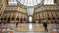 Kota Milan yang terkenal dengan sebutan kota mode dunia itu jadi salah satu kawasan paling sibuk di Italia. Kawasan Galleria Vittorio Emanuele II yang dipenuhi toko dan butik para desainer terkenal tak pernah sepi didatangi warga maupun wisatawan yang hendak berbelanja. Claudio Furlan/LaPresse via AP Photo.