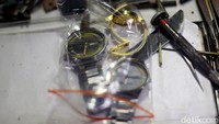 Koh Hendra pun memberikan garansi kepada para pelanggan usai memperbaiki jam tangan tersebut.