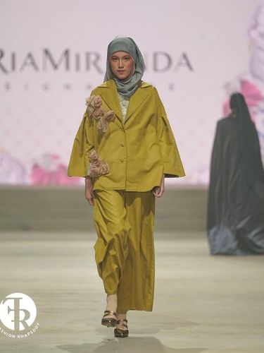 Ria Miranda Keluar dari Zona Nyaman, Rilis Baju Muslim Warna Mencolok