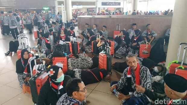 Ratusan jemaah umrah terlantar/