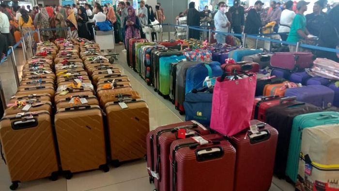Situasi Terkini Jemaah Umrah Menumpuk di Soetta Ketua Umum SAPUHI Syam Resfiadi melaporkan jemaah umrah Indonesia per pukul 12.00 WIB sudah tak bisa terbang ke Arab Saudi. Begini situasinya.