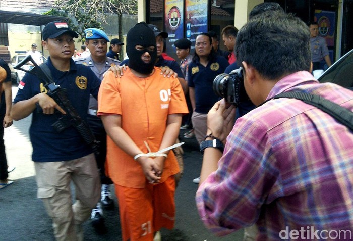 Pelaku Pembunuhan Anak Kandung di Tasikmalaya Seorang ayah tega membunuh anak kandungnya di Tasikmalaya, Jawa Barat. BR (45) tega membunuh anaknya karena uang Rp 400 ribu untuk ongkos studi tur.