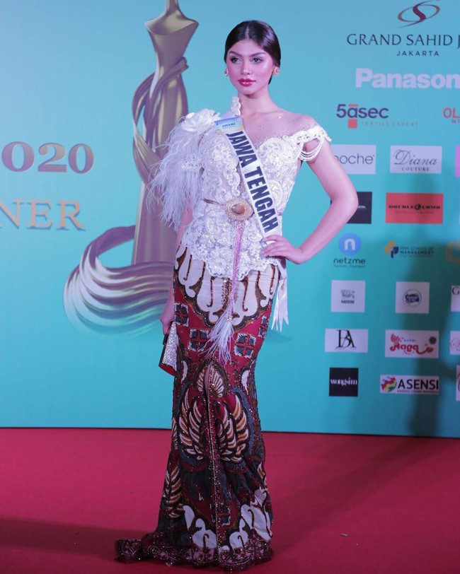 Di balik perawakannya yang anggun, Jihane Almira ternyata menyukai olahraga tinju. Sudah tiga tahun terakhir ini ia menekuni tinju. Untuk sesi malam bakat Puteri Indonesia, Jihane bahkan akan memamerkan aksi tinjunya. Awalnya memang suka extreme sport, dari kecil sudah terbiasa aktif. Di saat cewek kebanyakan sukanya dance, aku malah sukanya sepak bola. Terus lama-lama sregnya sama tinju. Sempat 2018 mau dilibatkan di Asian Games, tapi orangtua takut karena aku anak satu-satunya, kata Jihane. Foto: Dok. Instagram @jihanealmira