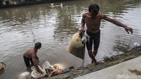 Menurut mereka, jumlah cacing sutra menjadi berlipat saat volume air sungai tinggi.