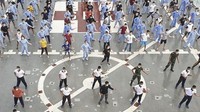 Para ABK ini kompak melakukan senam bersama petugas di geladak KRI dr Soeharso.