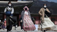 Semangat untuk berwisata tetap terlihat dari wisatawan. Terlihat banyak wisatawan yang menyewa hanbok untuk berkeliling istana. (AFP)