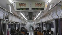 Daegu berjarak sekitar 2 jam dari Seoul. Sebagai ibukota dari Korea Selatan, aktivitas di Seoul masih tampak ramai meski menggunakan masker. (AP/Lee Jin-man)