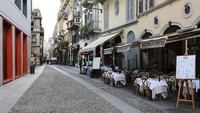Suasana di salah satu jalan utama yang berada di kawasan Brera, Milan, Italia, tampak lengang. Kafe-kafe yang biasanya ramai dikunjungi oleh warga maupun wisatawan itu tampak sepi pengunjung, Rabu (26/2/2020) waktu setempat. Getty Images/Marco Di Lauro.