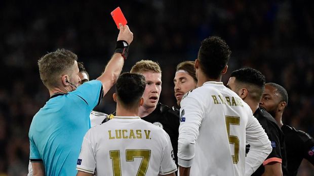 Sergio Ramos mendapat kartu merah langsung.
