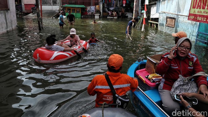Kawasan Teluk Gong kerap dilanda banjir saat hujan deras guyur wilayah Jakarta. Warga di kawasan itu pun mau tak mau mengungsi saat banjir merendam rumah mereka
