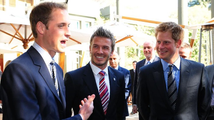 JOHANNESBERG, SOUTH AFRICA - JUNE 19:  Prince William and Prince Harry (R) smile with David Beckham (C) at an FA reception at the Saxon Hotel on June 19, 2010 in Johannesberg, South Africa. (Photo by Owen Humphreys - WPA Pool/Getty Images)