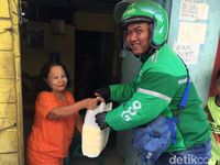Dihadang Macet dan Cuaca Panas, Begini Rasanya Jadi Ojol Makanan