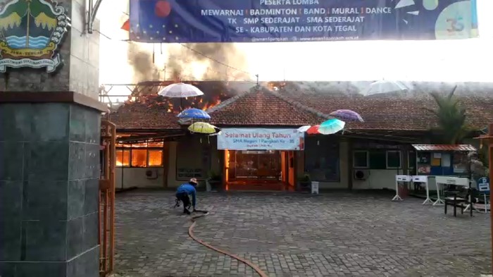 Kebakaran melanda SMAN 1 Pangkah, Kabupaten Tegal, Kamis (27/2/2020).