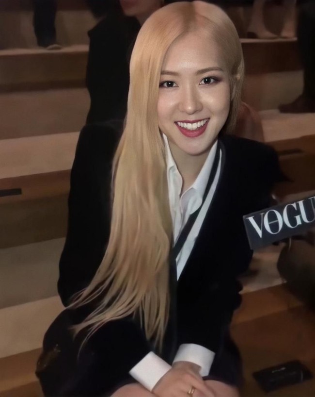 Kala itu, Rose Blackpink tampil dengan gaya rambut pirang panjangnya yang khas dan riasan flawless berlipstik pink.  Foto: Instagram