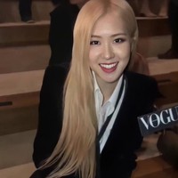 Kala itu, Rose Blackpink tampil dengan gaya rambut pirang panjangnya yang khas dan riasan flawless berlipstik pink.  Foto: Instagram