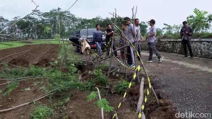 Tanah ambles di Desa Jolosekti, Kecamatan Tulis, Kabupaten Batang, Jawa Tengah, Kamis (27/2/2020).