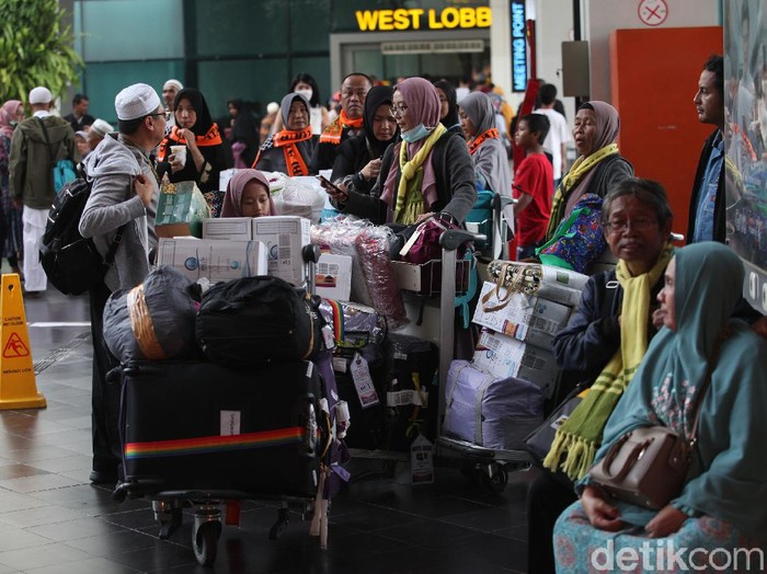 Sejumlah jemaah umrah yang tertahan dan menunggu kepastian perlahan mulai meninggalkan Bandara Soetta.