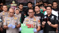 Dari keduanya, polisi menyita barang bukti psikotropika dan narkotika. 