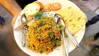  Jajanan kaki lima yang populer selanjutnya ada Dahi Puri. Dibuat dari campuran bawang, roti, yogurt, hingga mie krispi khas india bernama sev. Foto: Istimewa/DavidsBeenHere