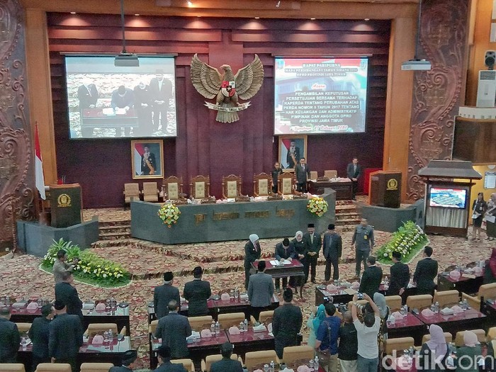 Pemprov Jatim menyepakati usulan DPRD Jatim soal raperda tentang perubahan Perda Nomor 5 Tahun 2017 tentang Hak Keuangan dan Administratif Pimpinan dan Anggota DPRD Provinsi Jatim. Anggaran anggota dewan akan naik 20 persen.